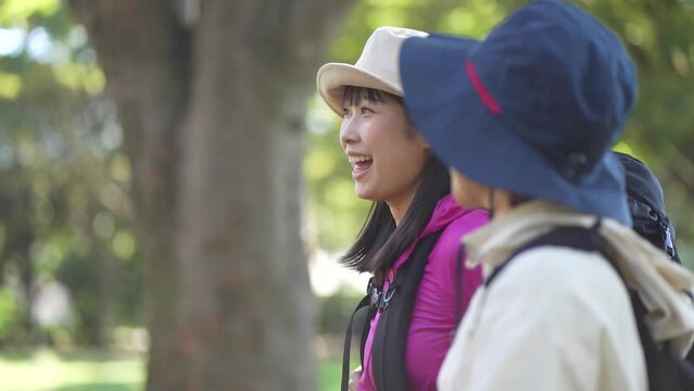 登山をする女性