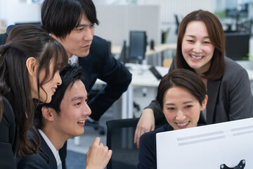 笑顔でパソコンを見る5人