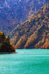 エメラルドグリーンの湖と紅葉が幻想的です