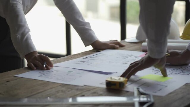 Successful group of engineers planning teamwork concept.
4k resolution Asian business engineers meeting in the office