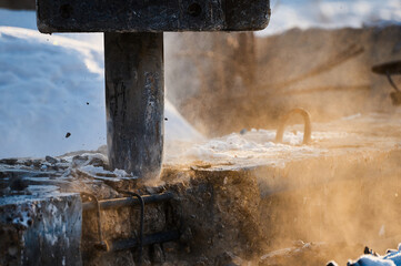 Destroying of reinforced concrete with hydraulic boaster