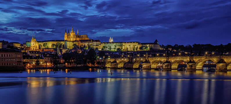 Ponte Carlo Praga al tramonto ,Vista di Praga della citt&agrave; antica ,ritrae fiume moldava e cattedrale di San Vito