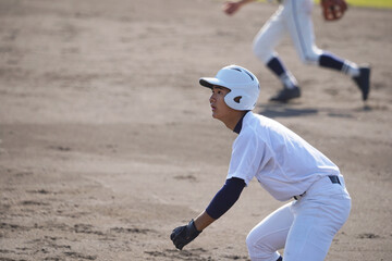 リードを取る一塁ランナー（高校野球）