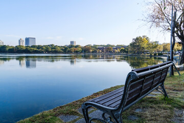 福岡大濠公園　ベンチのある風景
