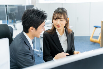 話をする若い日本人男女
