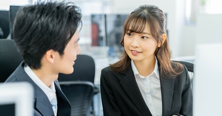 話をする若い日本人男女