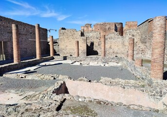 Pompei - Colonne del peristilio della Casa dei Mosaici Geometrici