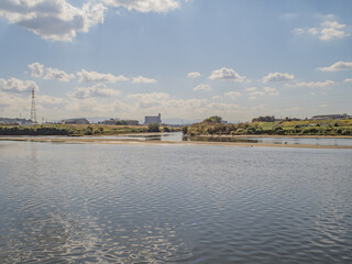 青空と川の流れる風景