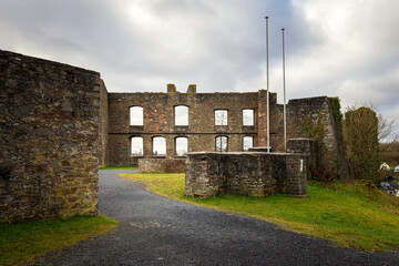 Burgruine Ulmen mit den Burgmauern und Burgfenstern