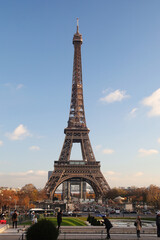 The view of the Eiffel tower from Trocadero hill, Paris - obrazy, fototapety, plakaty