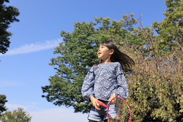 バドミントンをする女子小学生 (8歳)