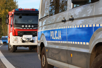 Służby ratunkowe policja, straż i pogotowie podczas akcji ratunkowej wypadku samochodowego. 
