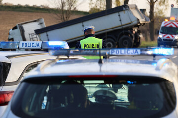 Służby ratunkowe policja, straż i pogotowie podczas akcji ratunkowej wypadku samochodowego. 