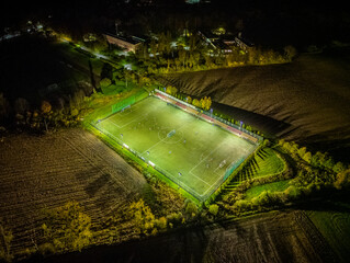 boisko piłkarskie widziane z góry w nocy