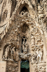 Detail der Geburtsfassade der Sagrada Familia, Sühnekirche der heiligen Familie, von Antoni...