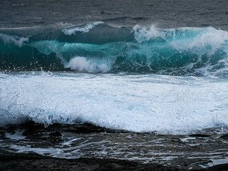 Fototapeta premium massive wave forming tunnel with turquoise water