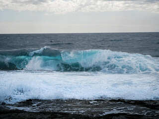 breaking wave with turquoise water
 - view on horizon