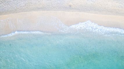 Beautiful turquoise water with sea waves. beach with blue ocean and the white sand