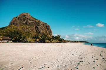 Foto op Plexiglas Le Morne, Mauritius Zonnig en zandstrand Le Morne op Mauritius