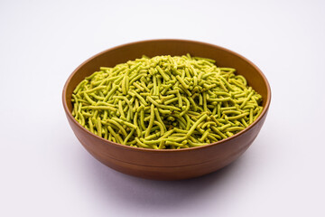 palak sev is a crispy crunchy green colored spinach flavored fried farsan with salt, spice powder