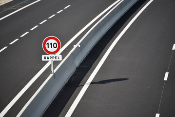 Panneau français de rappel de limitation de vitesse 110 km/h sur rail central de voie express - obrazy, fototapety, plakaty