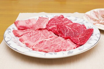 焼肉用に薄くスライスされた牛生肉