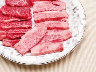 焼肉用に薄くスライスされた牛生肉