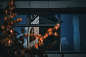 Obraz premium Autumn refection on a window
