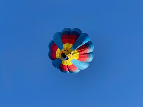 Mongolfiera colorata in volo