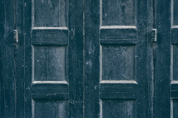 Vieja puerta de madera de color azul intenso en un pueblo costero