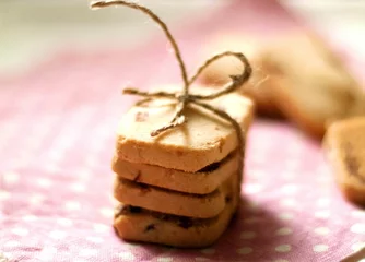 Gordijnen Beautiful closeup of a cookies composition with blurred background © Hazel Ma1/Wirestock Creators