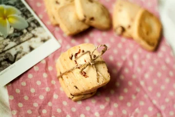 Keuken spatwand met foto Top view of cookies composition with pink towel background © Hazel Ma1/Wirestock Creators