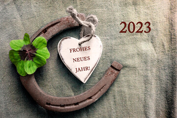 2023 FROHES NEUES JAHR Dekoration mit Glücksklee Herz und Hufeisen mit Text