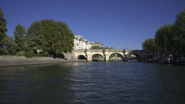 Le Pont Neuf et le Square du Vert-Galant; Paris, France