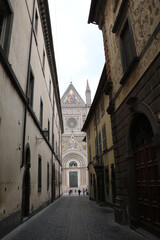 Fototapeta premium Street to Cathedral of Santa Maria Assunta in Orvieto, Umbria Italy 