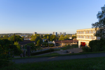 Naklejka premium Scenic view of Zürich Schwamendingen with skyline on a sunny summer evening. Photo taken August 23rd, 2022, Zurich, Switzerland.
