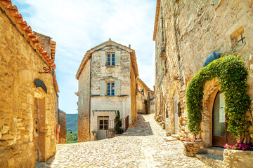 Rathaus von Lacoste, Provence, Frankreich  - obrazy, fototapety, plakaty
