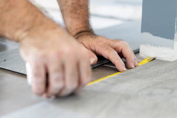 Measuring parquet boards with a meter roll