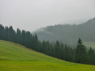 Fototapeta na wymiar Nebel über Berglandschaft