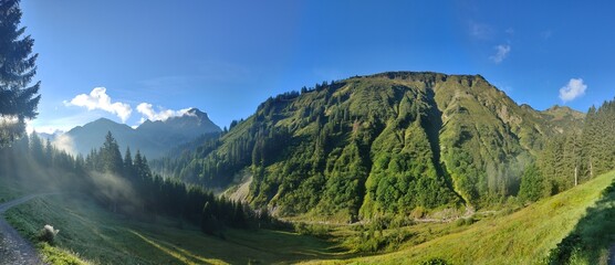 Fototapeta na wymiar grüner Berg als Panorama