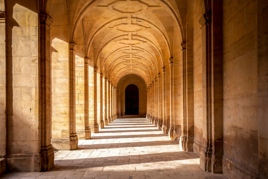 รูปภาพCoridor – เลือกดูภาพถ่ายสต็อก เวกเตอร์ และวิดีโอ752 | Adobe Stock