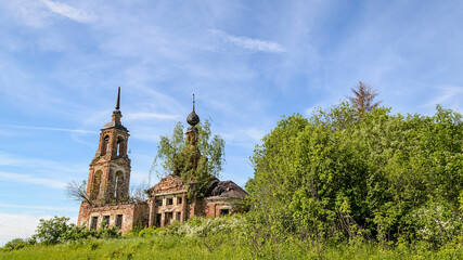 Fototapeta na wymiar the old abandoned Orthodox church
