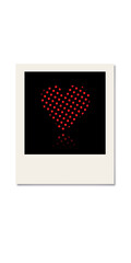 istantanea tipo polaroid di cuore di punti rossi su sfondo nero