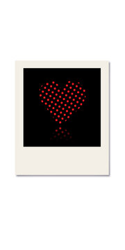 istantanea tipo polaroid di cuore di punti rossi su sfondo nero