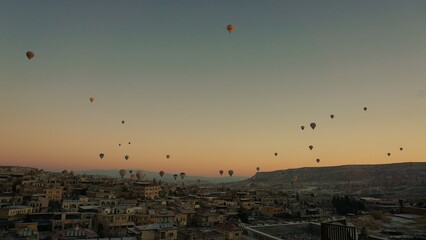 Globos aerostáticos en el amanecer del día