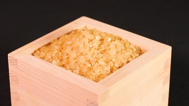 升に入ったザラ糖　クローズアップ　回転