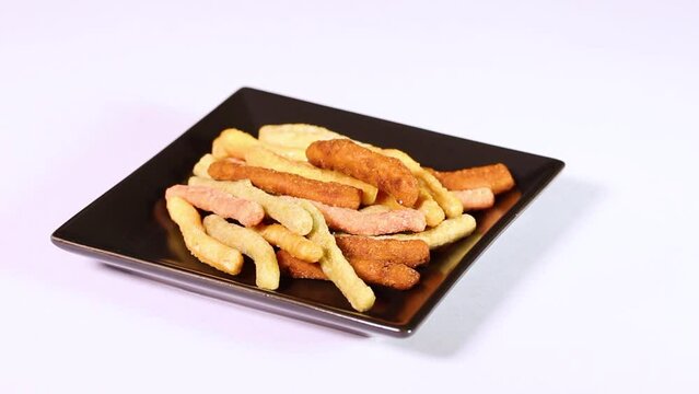 皿に盛ったミックスかりんとう　回転