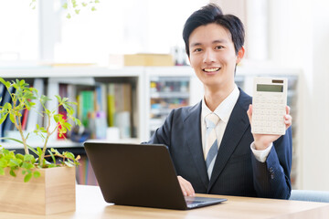 電卓を持つ会計士