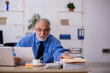 Old male employee receiving parcel via Internet