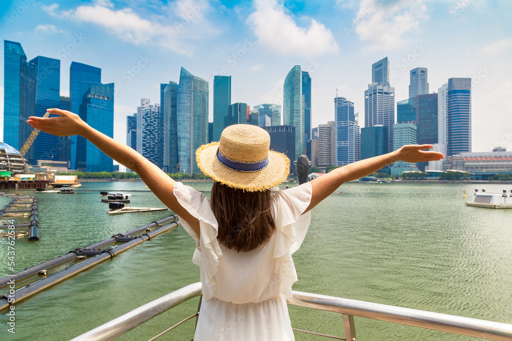 Wall mural Woman traveler in Singapore